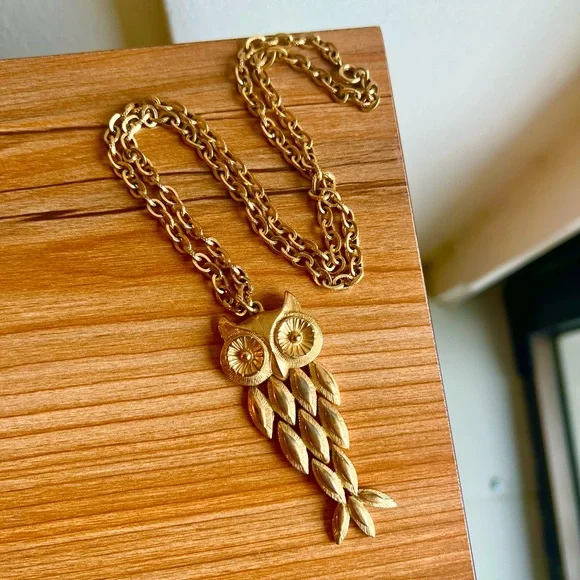 60s-70s Vintage 🦉✨ Avon Gold-Tone Articulated Owl Pendant Statement Necklace - Picture 1 of 4